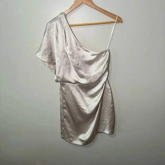 NWT DYNAMITE ONE SHOULDER SATIN MINI DRESS
POLISHED PEARL S - Picture 5 of 8